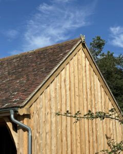 Finished this little beauty today 😁
#little #barn #littlebarn #carport #designandbuild #making #timberframed #builtbyartizan #timberframing #timberframe #timber #timberframes #timberframer #artizansofwood #naturalbuildingmaterials #southdowns #smallhome #handmade #bespokeluxury #southdownsnationalpark #beautifulbuildings #builtbyartizans #reclaimed #reclaimedtiles
