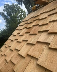 A rather nice roof has been coming along nicely and the new apprentice setting the battens!