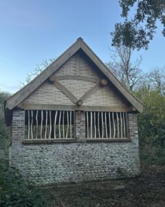 Bit more progress with this little beaut 😁
#makinggood #naturalbuildingworks #making #timberframed #goodwood #builtbyartizan #timberframing #timberframe #timber #timberframes #timberframer #artizansofwood #nationalparks #roundwoodtimberframing #southdowns #artizan #handmade #sweetchestnut #beautifulbuildings #builtbyartizans